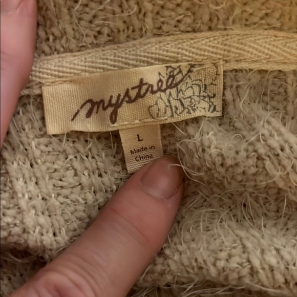 Mystree - Cozy Cream Knit Sweater, Bell Sleeves and Layered Hem, size L - Picture 7 of 8